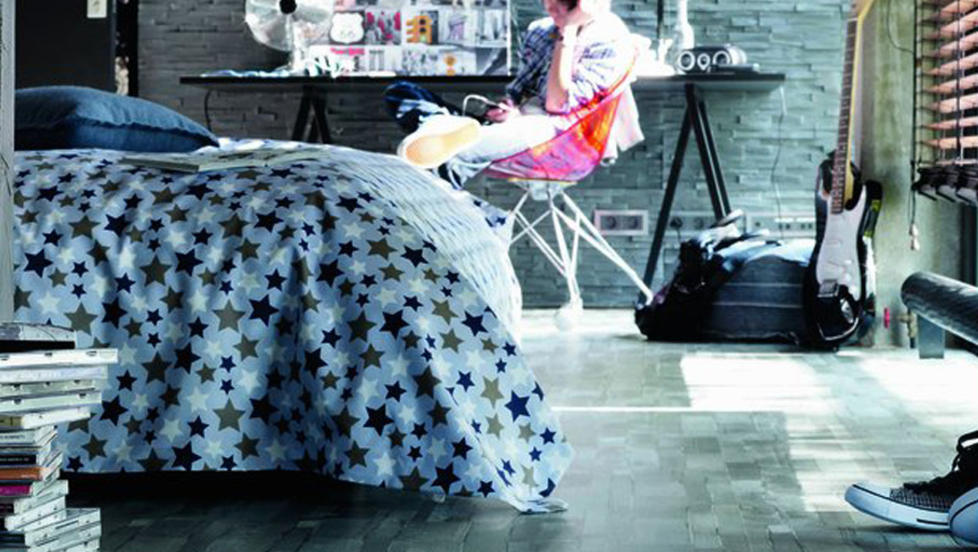 JEANS P� GULVET: Gulv i dongeri kan vel ikke bli feil p� gutterommet? Foto: Tarkett/Produsenten