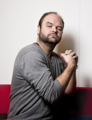 - Jævlig døv fyr. Han er faktisk en bedre humorist enn han er som kar