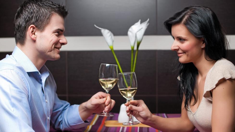 VELLYKKET: Det er lett � tabbe seg ut p� date. Vil du at daten skal bli vellykket, kan det l�nne seg � unng� de verste fellene.   Illustrasjonsfoto: Colourbox.com