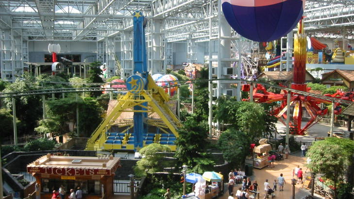 MALL OF AMERICA: USAs største shoppingsenter med over 500 butikker. Kjøpesenteret får besøk av flere turister enn Graceland, Disney World og Grand Canyon til sammen. Foto: KIRSTEN M BUZZI MALL OF AMERICA: USAs største shoppingsenter med over 500 butikker. Kjøpesenteret får besøk av flere turister enn Graceland, Disney World og Grand Canyon til sammen. Foto: KIRSTEN M BUZZI