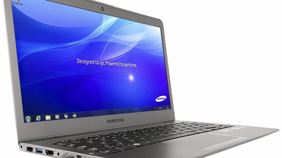 FIBER: 5-serien fra Samsung kommer med aluminium p� overflatene og glassfiber p� undersiden. Det holder prisen nede og vekten lav. Men kvalitetsf�lelsen er ikke helt p� niv� med konkurrentene i helmetall. Foto: Andreas Jahren, HjemmePC