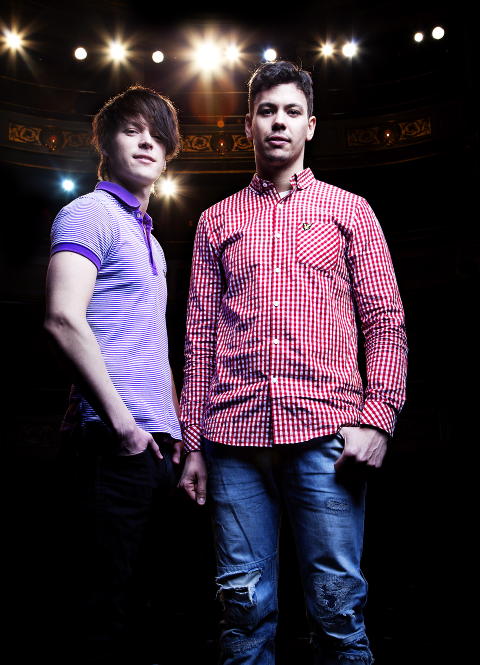 PRANKSTERS: Cato og Kent er ikke fremmede for � utsette venner og familie for dr�ye pek. Aldri glem igjen mobilen din n�r disse gutta er i n�rheten. Foto: LARS MYHREN HOLAND