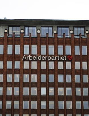 - Sosialdemokratiet er under angrep fra b�de venstre- og h�yresiden