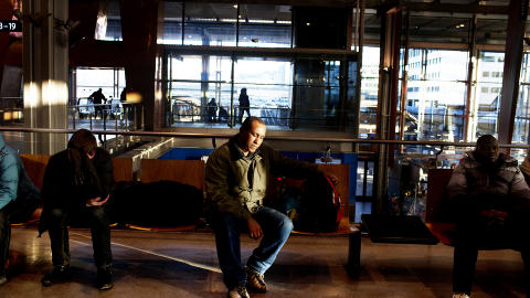 BOR P� OSLO S:  Hernandes Franca (44) tilbringer mange timer hver dag p� Oslo S. Han er hjeml�s, og h�per � f� jobb i Norge slik at familien hans i Portugal en dag kan flytte etter. Foto: Siv Johanne Seglem / Dagbladet