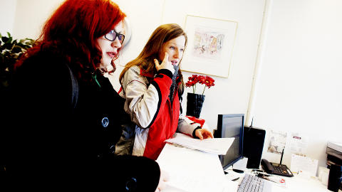 DESPERATE ETTER JOBB:  Aldona Sowinska (t.v.) (26) er nyutdannet ingeni�r, og er p� Adecco i h�p om � f� en servering- eller vaskejobb. Alexandra Szponar (21) jobber for samme firma noen dager i uka. Ungdomsledigheten hjenmme i Polen ligger p� 27,7 prosent. Foto: Siv Johanne Seglem / Dagbladet 
Alexandra Szponar (tv) og Viola Depick (24) ? er p� adecco for � s�ke jobb