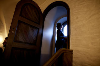 �KENDE BEHOV:  Norunn Noremark er koordinator for de frivillige i Kirkens bymisjon, som deler ut mat til fattige to ganger i uka. Her teller hun menneskene utenfor for � beregne hvor mange middager de kan f� med seg hjem. Foto: Siv Johanne Seglem / Dagbladet