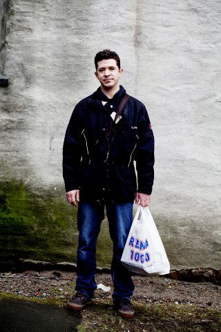 REISELIV:  Spanske Hugo Fernandez (31) har en bachelor i reiseliv, men jobba i byggebransjen da sjefen ikke lenger klarte � betale ham l�nn. Han visste ikke at det skulle bli s� vanskelig � skaffe seg jobb i Norge. Posen er fylt opp etter en tur i Korskirken i Bergen. Foto: Siv Johanne Seglem / Dagbladet