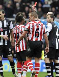 �tte gule kort og �n utvisning i hett derby