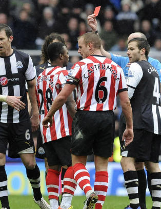 �tte gule kort og �n utvisning i hett derby