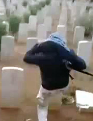 Her skjender de britiske krigsgraver i Libya