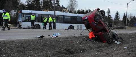 Buss frontkolliderte med bil i Vestfold