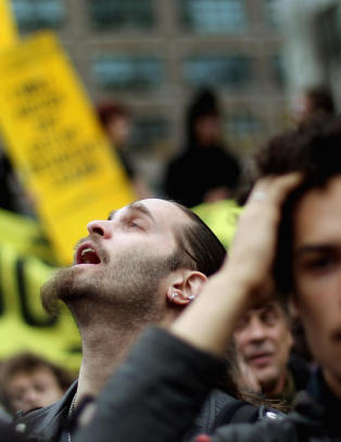 - Det er de vanlige arbeidsfolka og deres �p�belvenner� som betaler prisen