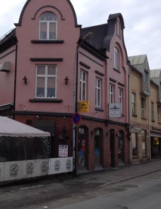 Kvinnelig d�rvakt (41) d�de av skadene