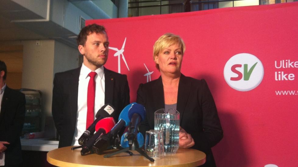 ST�TTER LYSBAKKEN:
SV-leder Kristin Halvorsen mener Audun Lysbakken har l�rt mye av br�ket rundt selvforsvarspengene, og oppfordrer landsm�tet til � velge ham til ny SV-leder.
Foto: Thomas Haugersveen