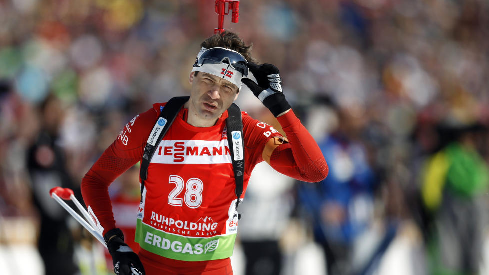 GODT R�D: Ole Einar Bj�rndalen fors�kte � finne tilbake til skyteformen gjennom � trene ekstra etter mixed-stafetten. I stedet ble det bare verre, og n� har han gjort slik Ola Lunde r�det ham til i g�r, via Dagbladet: Latt gev�ret ligge i fred mellom konkurransene. Foto: (AP Photo/Matthias Schrader)