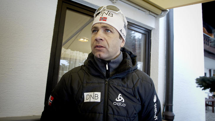 PÅ OFFENSIVEN IGJEN: Etter å ha sittet flere timer i telefonen med folk han lytter til i går kveld, er Bjørndalen igjen sterk i trua på at han skal lykkes i VM. I morgen venter 20-kilometeren. Foto: Bjørn Langsem / Dagbladet. PÅ OFFENSIVEN IGJEN: Etter å ha sittet flere timer i telefonen med folk han lytter til i går kveld, er Bjørndalen igjen sterk i trua på at han skal lykkes i VM. I morgen venter 20-kilometeren. Foto: Bjørn Langsem / Dagbladet.