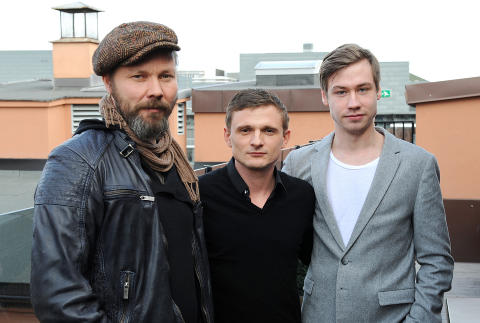 VENNER OG KOLLEGER: Stig Henrik Hoff, Florian Lukas og David Kross spiller de tre tyske soldatene i «Into the white», og fant tonen også etter arbeidsdagen var over. Mona Ranum / Stella Pictures VENNER OG KOLLEGER: Stig Henrik Hoff, Florian Lukas og David Kross spiller de tre tyske soldatene i «Into the white», og fant tonen også etter arbeidsdagen var over. Mona Ranum / Stella Pictures