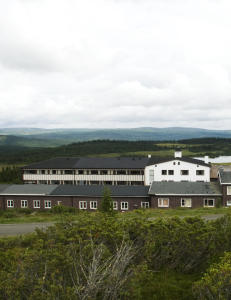 Mann d�de etter knivstikking p� hotell i �yer