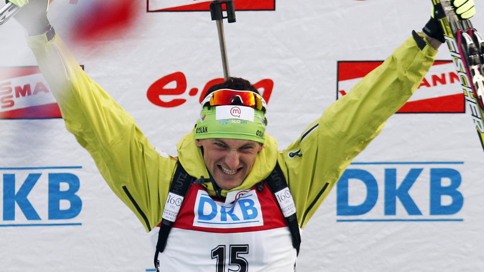 FORTJENT GULL: Jakov Fak startet p� nummeret f�r Tarjei B�, og gikk sammen med nordmannen i tre av rundene. Det ga verdifull drahjelp i sekundstriden med Simon Fourcade. Foto: (AP Photo/Matthias Schrader)