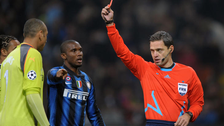 FÅR REFS: Slovenske Damir Skomina får refs av Arsene Wenger etter gårsdagens dømming. Her viser han ut Tottenham-keeper Heurelho Gomes i fjor. Foto: AFP Photo / Giuseppe Cacae / Scanpix FÅR REFS: Slovenske Damir Skomina får refs av Arsene Wenger etter gårsdagens dømming. Her viser han ut Tottenham-keeper Heurelho Gomes i fjor. Foto: AFP Photo / Giuseppe Cacae / Scanpix