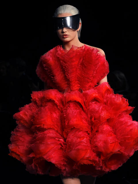 FUTURISTISK: Alexander McQueen h�st/vinter 2012. Foto: Scanpix