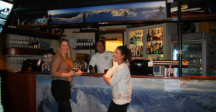 HETT UTELIV: Her er byens beste hamburgere, kaldeste �l og kjekkeste bartendere, sier Lene og Helene p� Norges f�rste ekstremsportkaf�, Flyt. Foto: KIRSTEN M. BUZZI