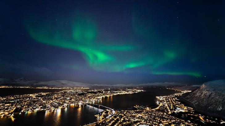 NORDLYSHOVEDSTADEN: Turister fra hele verden str�mmer til Troms� vinterstid for � oppleve nordlyset. Foto: OLE CHRISTIAN SALOMONSEN (Copyright) Destination Troms� Region
