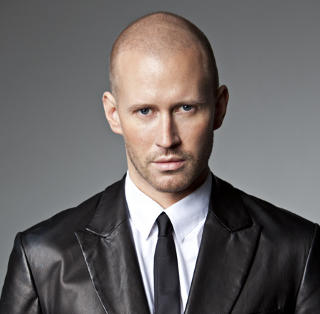 - ENORMT: Stylist og makeupartist Storm Pedersen mener det st�r respekt av den siste kolleksjonen til McQueens Sarah Burton. Foto: Loreal