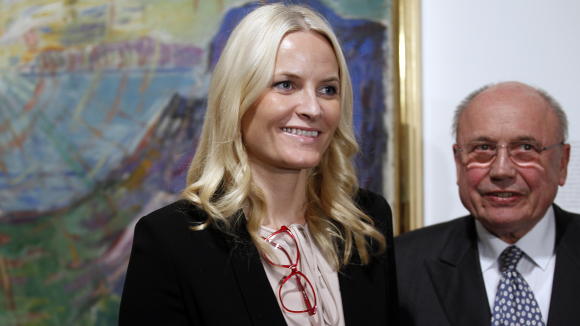 NOE FOR METTE-MARIT?: Storm Pedersen skulle �nske han fikk se v�r egen kronprinsesse Mette-Marit i Sarah Burtons siste Alexander McQueen-kreasjoner. Foto: Scanpix