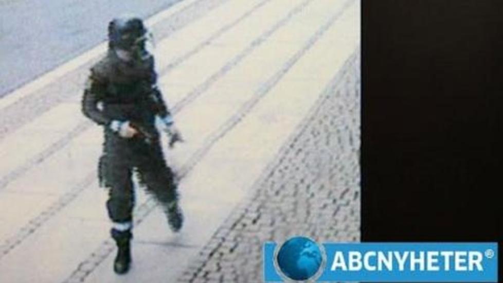 L�PER FRA BOMBA: Dette bildet fra overv�kingskamera i regjeringskvartalet viser Anders Behring Breivik l�pende vekk fra bombebilen viftende med en pistol, fredag 22. juli. ABC Nyheter viser bildet p� sine nettsider, og presenterer det som autentisk. Foto: ABC Nyheter / Scanpix