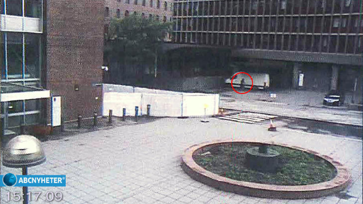 HER ER BILEN: Breivik plasserte bilen rett utenfor hovedinngangen til regjeringskvartalet. Foto: Fra ABC Nyheter HER ER BILEN: Breivik plasserte bilen rett utenfor hovedinngangen til regjeringskvartalet. Foto: Fra ABC Nyheter