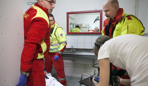 EKTE: Ambulansepersonellet Peter Andersson, Rune Solmyr og Trond Ellingsen spiller seg selv. Foto: Anders Grønneberg EKTE: Ambulansepersonellet Peter Andersson, Rune Solmyr og Trond Ellingsen spiller seg selv. Foto: Anders Grønneberg