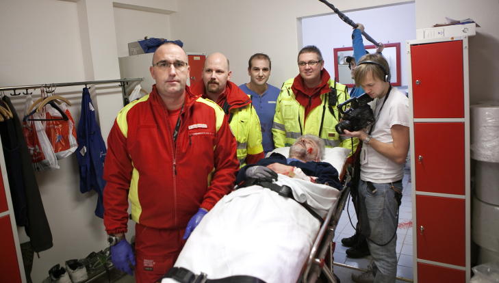 REALISTISK: For et halvår år siden fikk Kjell Arne Nordby, her spilt av Jan Sjølli, kuttet av seg armen. Nå viser TV2 dokumentar av virkelige hendelser fra ulike steder i Østfold - og hvordan det til slutt gikk med de skadde og deres redningspersoner. På bildet ser vi ambulansegutta Peter Andersson, Rune Solmyr og Trond Ellingsen - samt Ermin Filekovic (Glenn-Eric Moe), Christoffer Hængsle Knudsen (foto) og Marius Stedjan (lyd). Foto: Anders Grønneberg REALISTISK: For et halvår år siden fikk Kjell Arne Nordby, her spilt av Jan Sjølli, kuttet av seg armen. Nå viser TV2 dokumentar av virkelige hendelser fra ulike steder i Østfold - og hvordan det til slutt gikk med de skadde og deres redningspersoner. På bildet ser vi ambulansegutta Peter Andersson, Rune Solmyr og Trond Ellingsen - samt Ermin Filekovic (Glenn-Eric Moe), Christoffer Hængsle Knudsen (foto) og Marius Stedjan (lyd). Foto: Anders Grønneberg