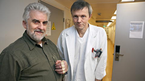 ET LITE MIRAKEL: Lars-Eldar Myrseth ved Rikshospitalet er blant landets mest erfarne leger som har spesialisert seg på å sy på avrevne lemmer ved Rikshospitalet sammen med Kjell Arne Nordby. Foto: Anders Grønneberg ET LITE MIRAKEL: Lars-Eldar Myrseth ved Rikshospitalet er blant landets mest erfarne leger som har spesialisert seg på å sy på avrevne lemmer ved Rikshospitalet sammen med Kjell Arne Nordby. Foto: Anders Grønneberg