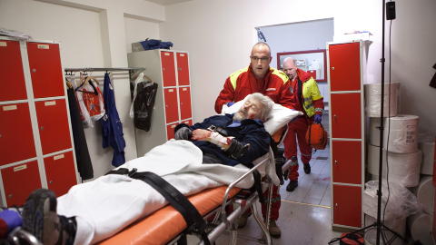 HANDLET RASKT: Ambulansesjåfør Peter Andersson viser hvordan det foregikk i virkeligheten. Foto: Anders Grønneberg HANDLET RASKT: Ambulansesjåfør Peter Andersson viser hvordan det foregikk i virkeligheten. Foto: Anders Grønneberg