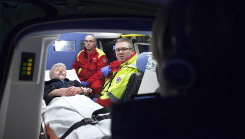 AMBULANSEN: Inn i ambulansen og i full fart mot Rikshospitalet. Foto: Anders Grønneberg AMBULANSEN: Inn i ambulansen og i full fart mot Rikshospitalet. Foto: Anders Grønneberg