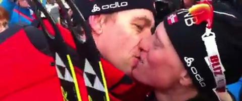 Her f�r Tora Berger gullkysset av �lykkebringeren�
