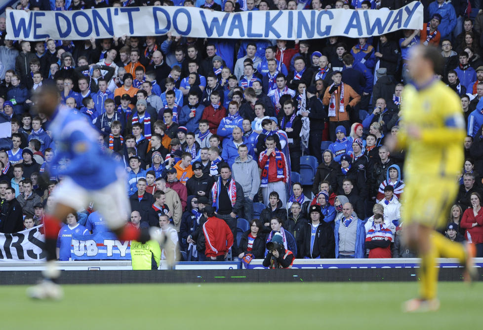 P� KONKURSENS RAND: Rangers-fansen viser sin misn�ye med hvordan �konomien i klubben har blitt vanskj�ttet. N� blir det heller ikke europacupspill neste sesong.Foto: SCANPIX/ REUTERS/Russell Cheyne