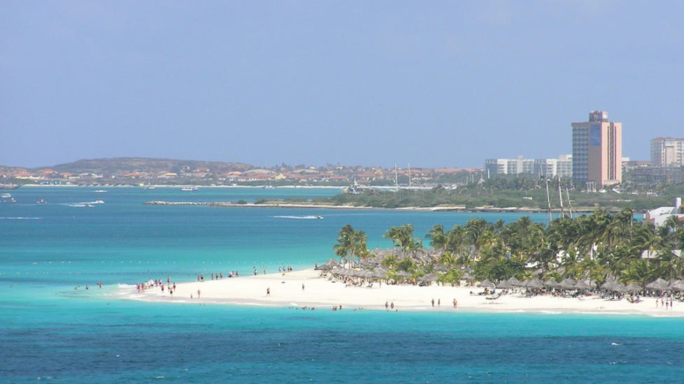 ABC-�YENE: Spesielt Aruba er mye bes�kt av turister, og her er det fine butikker med �billige� diamanter og kl�r i hovedstaden Oranjestad, forteller Dagbladets reiseekspert Torild Moland. Foto: PHIL COMEAU/CREATIVE COMMONS