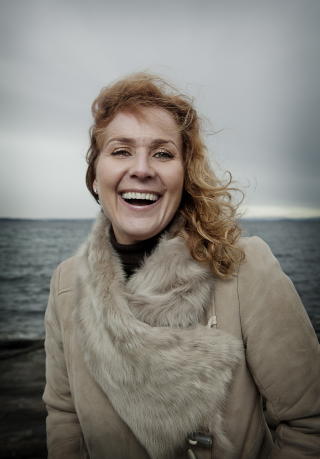 Frisk pust: Når det er tøffe tak, drar hun gjerne ned til havet ved Larkollen for å kjenne vinden ruske i håret. - Jo mer vær og vind, jo bedre. Jeg er jo møring, sier hun.
Foto: Anita Arntzen / Dagbladet Frisk pust: Når det er tøffe tak, drar hun gjerne ned til havet ved Larkollen for å kjenne vinden ruske i håret. - Jo mer vær og vind, jo bedre. Jeg er jo møring, sier hun.
Foto: Anita Arntzen / Dagbladet