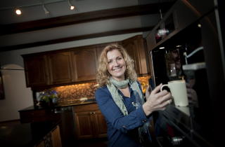 Kaffekos: - Den fancy kaffemaskinen er det Stein som har investert i. Jeg aner ikke hva den koster, sier hun. Hun giftet seg for andre gang med SAS-piloten Stein Røsberg i Paris.
Foto: Anita Arntzen / Dagbladet Kaffekos: - Den fancy kaffemaskinen er det Stein som har investert i. Jeg aner ikke hva den koster, sier hun. Hun giftet seg for andre gang med SAS-piloten Stein Røsberg i Paris.
Foto: Anita Arntzen / Dagbladet