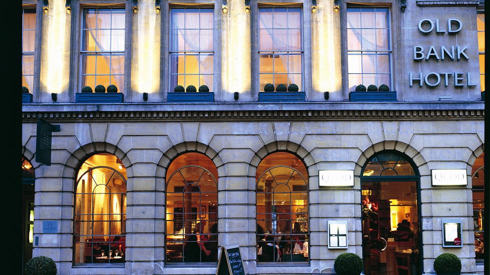 OLD BANK HOTEL: S�rpreget hotell i hjertet av Oxford. Eiernes fargerike kunstsamling preger de 42 rommene.