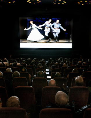 � kaste popcorn p� pallen