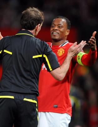 Her krangler Evra p� Bilbaos sko-frispark