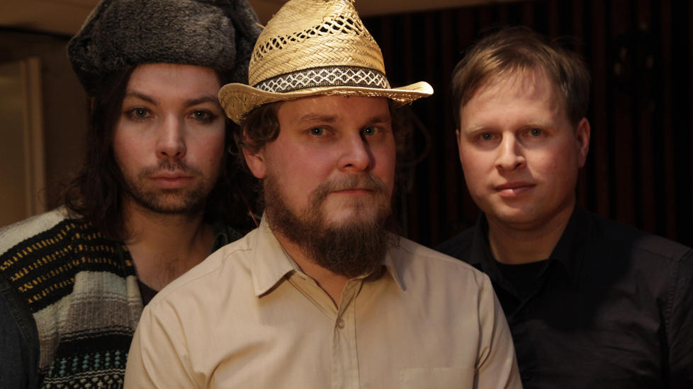 GULLGJENG: J�rn �leskj�r flankert av bror Ole Johannes (t.h.) og Emil Nikolaisen. Den gamle kjernebesetningen fra The Loch Ness Mouse p� tidlig 2000-tall. Foto: Steinar Buholm