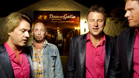 Vagabønder: Rune Rudberg på Danse Galla på Grand Canaria, med bandet Vagabond i rosa skjorter..
Foto: Agnete Brun / Dagbladet Vagabønder: Rune Rudberg på Danse Galla på Grand Canaria, med bandet Vagabond i rosa skjorter..
Foto: Agnete Brun / Dagbladet