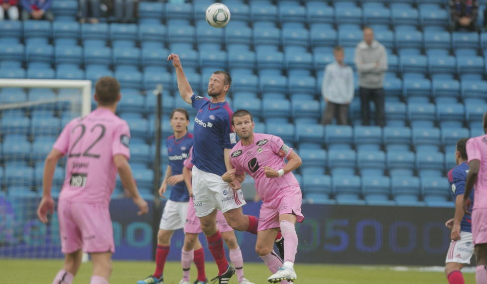 TRENGER EN GOD SESONG: V�lerengas Andr� Muri mot Sogndals Eirik Bakke under uavgjortkampen mellom V�lerenga og Sogndal p� Ullevaal Stadion i fjor. VIF-Klanen h�per p� gode resultater og mer folk p� kampene i �rets Tippeliga. Foto: Stian Lysberg Solum / SCANPIX