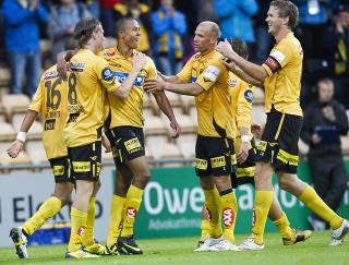 HÅPER PÅ GOD START: Lillestrøm feirer Mathis Bollys scoring i hjemmekampen mot Sarpsborg i fjor. Kanarifans-leder Kenneth Kvebek tror en bra start på sesongen vil føre til høyere publikumstall på Åråsen.
Foto: Thomas Winje Øijord / Scanpix . HÅPER PÅ GOD START: Lillestrøm feirer Mathis Bollys scoring i hjemmekampen mot Sarpsborg i fjor. Kanarifans-leder Kenneth Kvebek tror en bra start på sesongen vil føre til høyere publikumstall på Åråsen.
Foto: Thomas Winje Øijord / Scanpix .