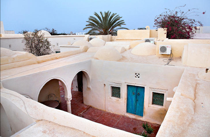HOTELLROMANTIKK: Hotel Dar Dhiafa p� Djerba er sammenlenket av flere bygninger. Foto: BARBRO F. STEINDE