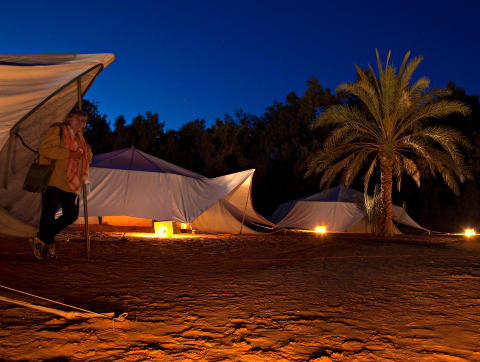 �RKENROMANTIKK: En m�rkebl� nattehimmel har senket seg over luksusteltene i oasen. Foto: BARBRO F. STEINDE